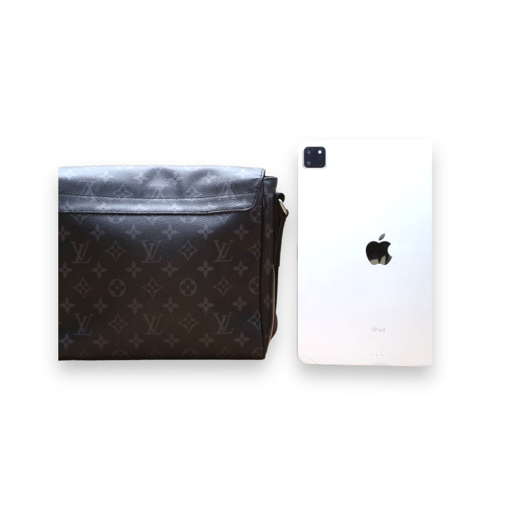 LOUIS VUITTON DISTRICT PM BLACK